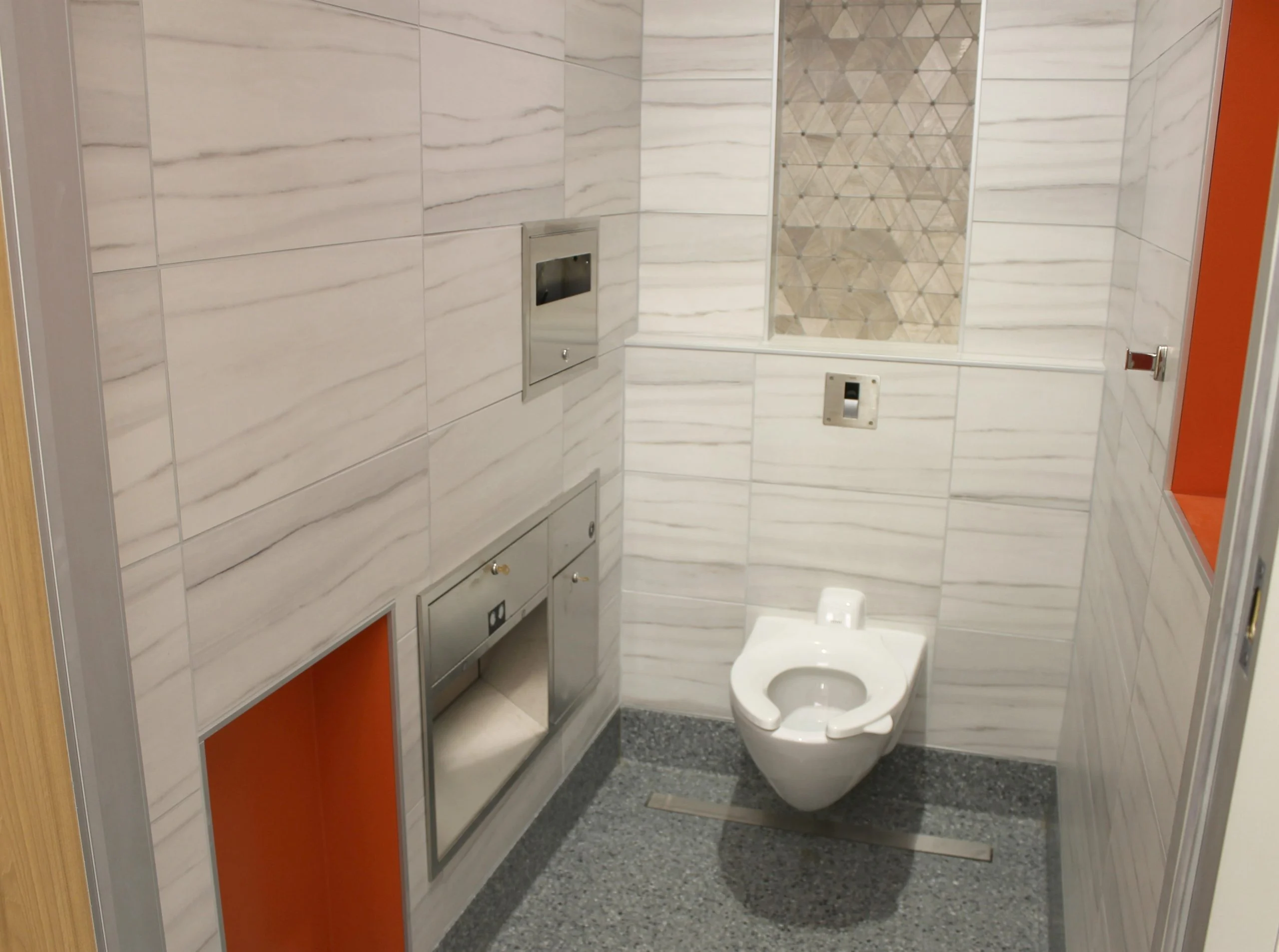BWI restroom-Men-2-Aug-2020-scaled